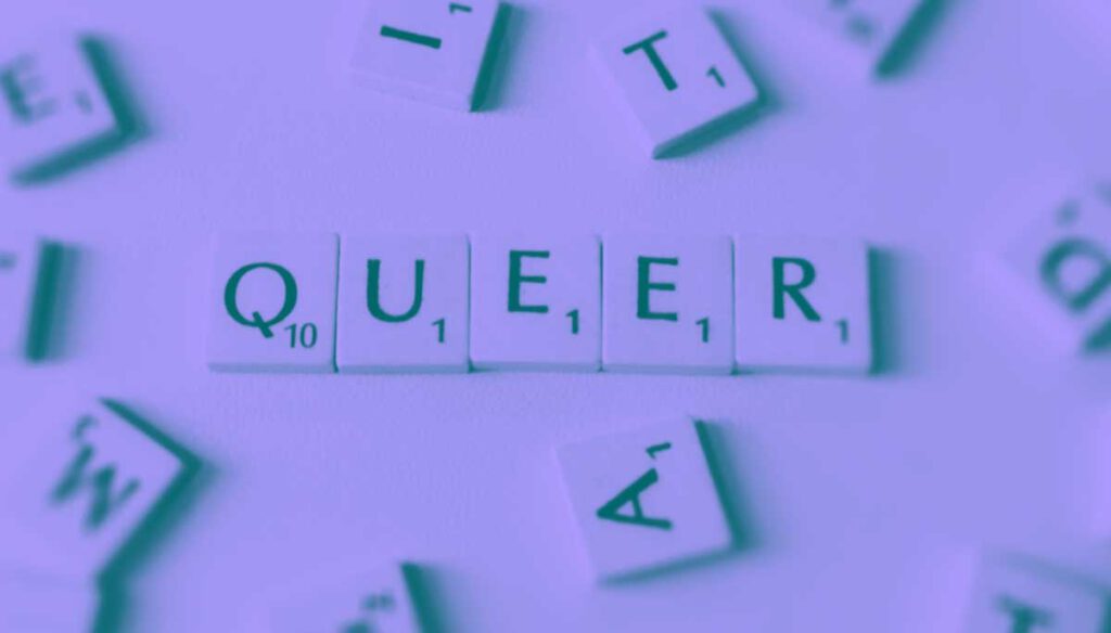 Aus Scrabble-Buchstaben ist das Wort Queer gelegt. 