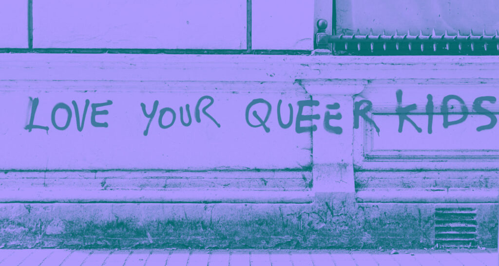 Auf eine Hauswand sind die Worte "Love your Queer Kids" gesprüht. 