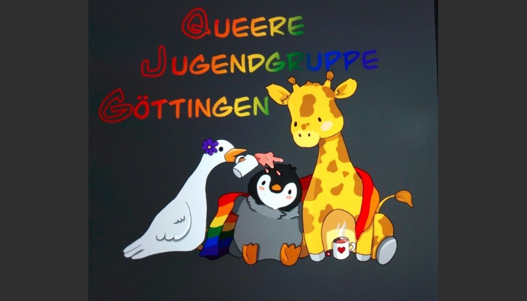 Logo Queere Jugendgruppe Göttingen in Regenbogenfarben auf dunkelgrauem Hintergrund darunter eine Giraffe ein Pinguin und eine Gans