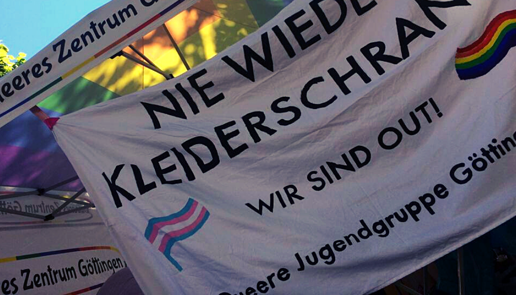 Banner Nie wieder Kleiderschrank Wir sind out! Queere Jugendgruppe Göttingen unter Pavillion des Queeren Zentrums